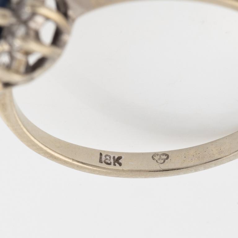 Ringar, 2 st, vitguld med små briljantslipade diamanter samt en med safir.