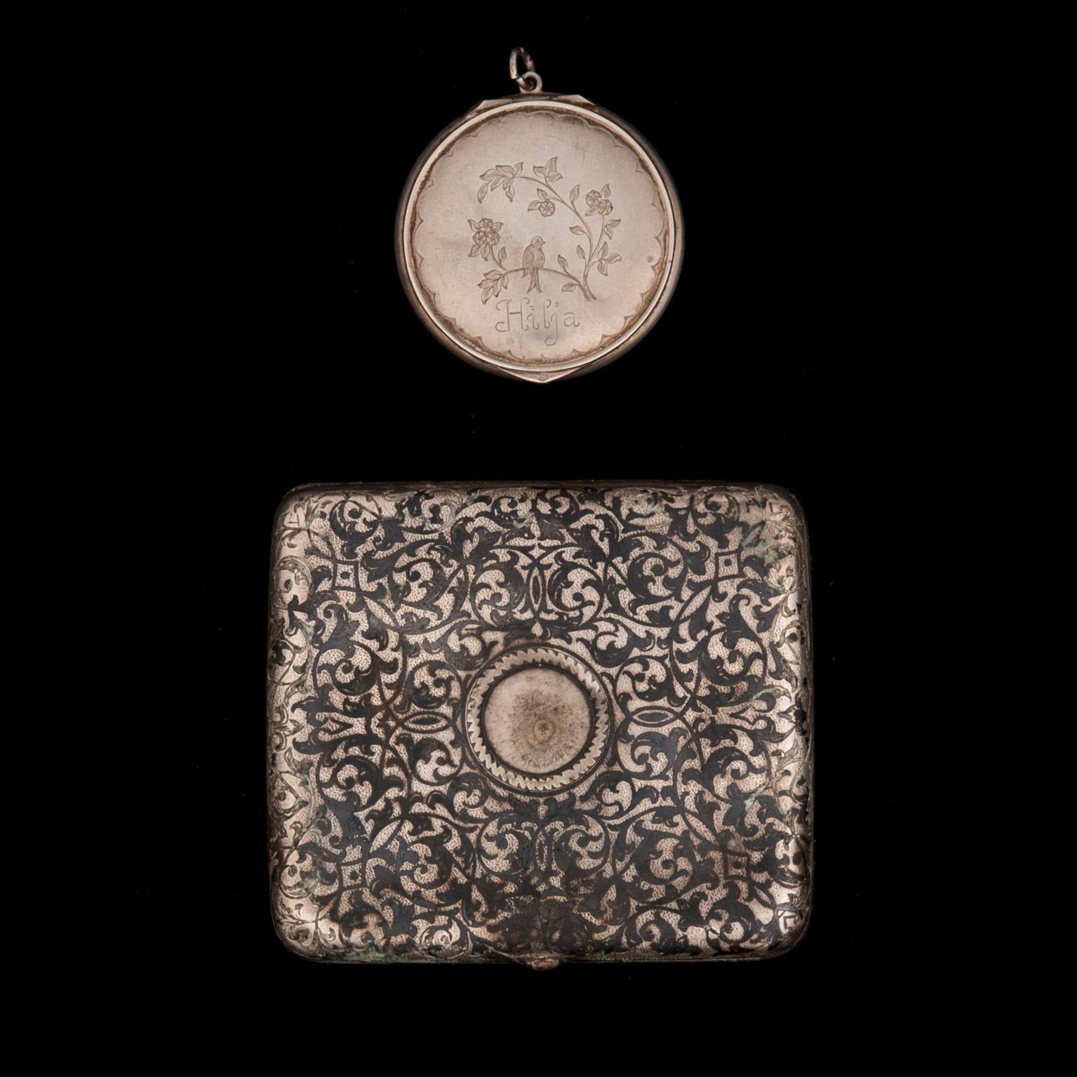 CIGARETTETUI OCH PILLERDOSA, silver, Ryssland och Finland, 1900-talets början.