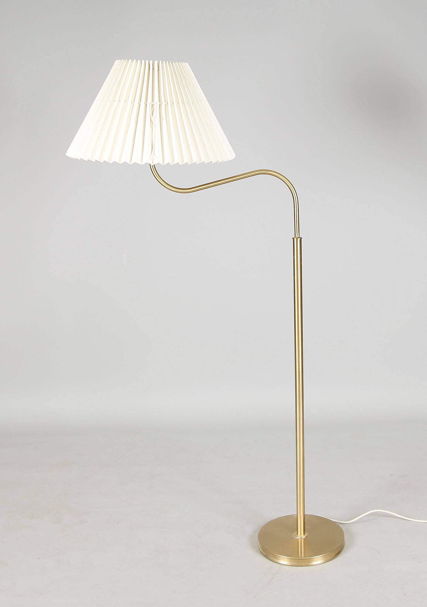 GOLVLAMPA, modell 2368/2148, "Stora Kamelen", Josef Frank, Firma Svenskt Tenn.