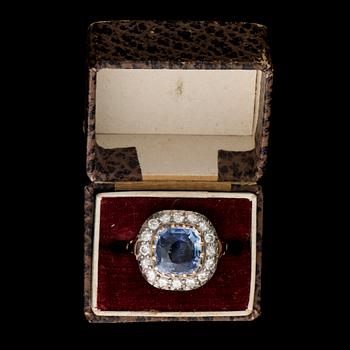 RING, 18K guld, dynslipad safir, gammal- och 16/16-slipade diamanter. Vikt ca 5,5 g.