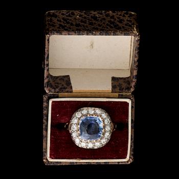 RING, 18K gold, cushion cut sapphire, old- and 16/16 cut diamonds. Weight c. 5.5 g.