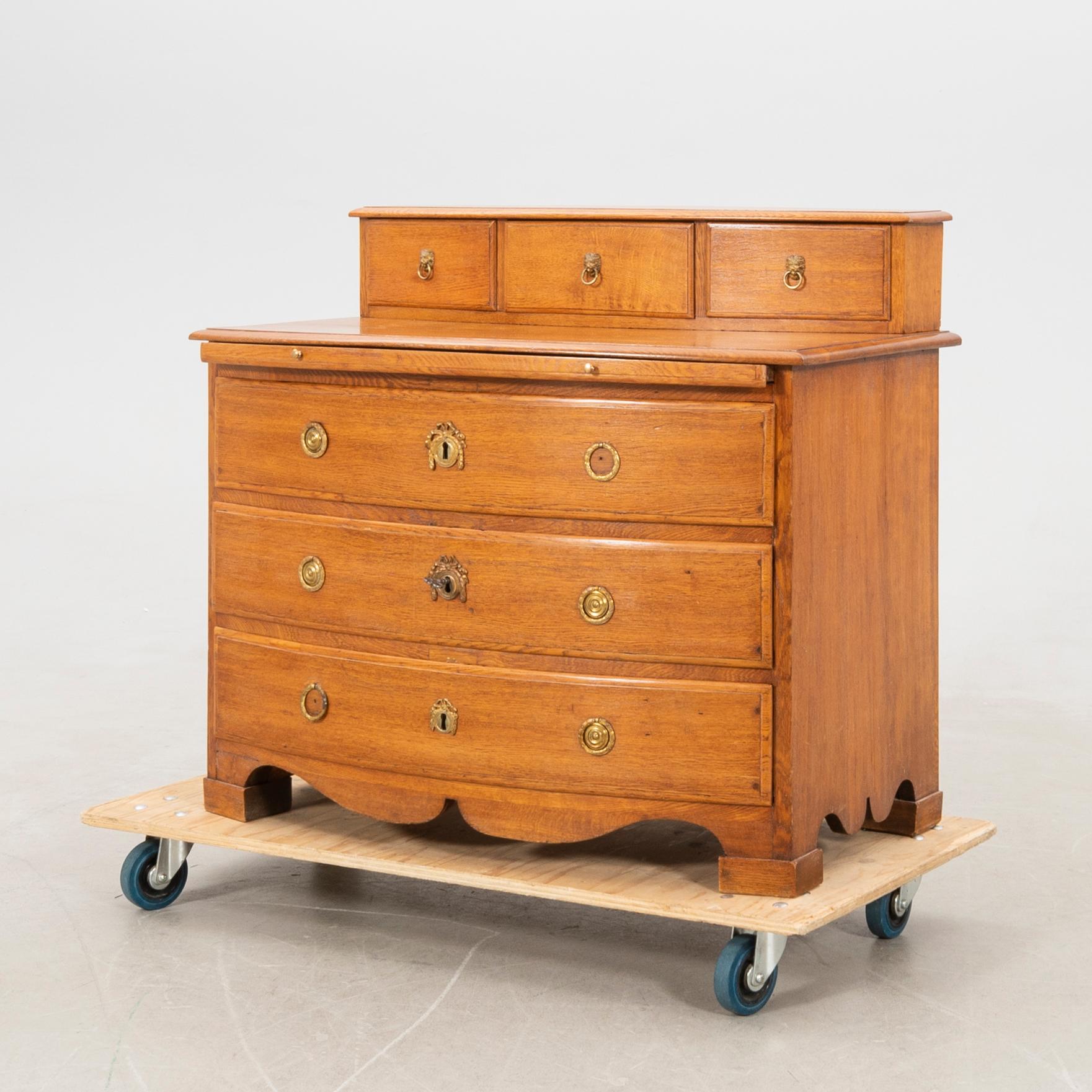 Chest of drawers with a superstructure, Late Baroque 18th century.