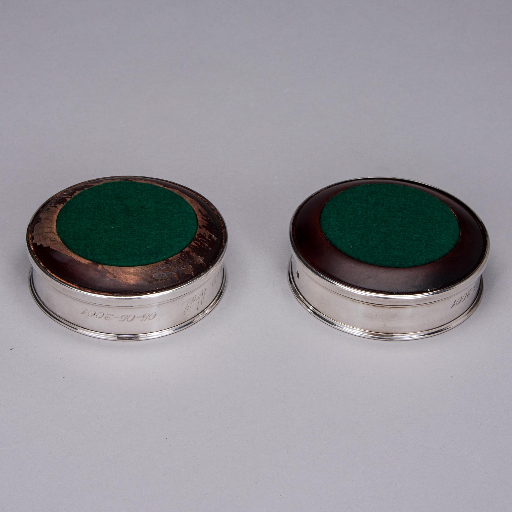 COASTERS, ett par, sterlingsilver, R. Carr Ltd, Sheffield 2000.