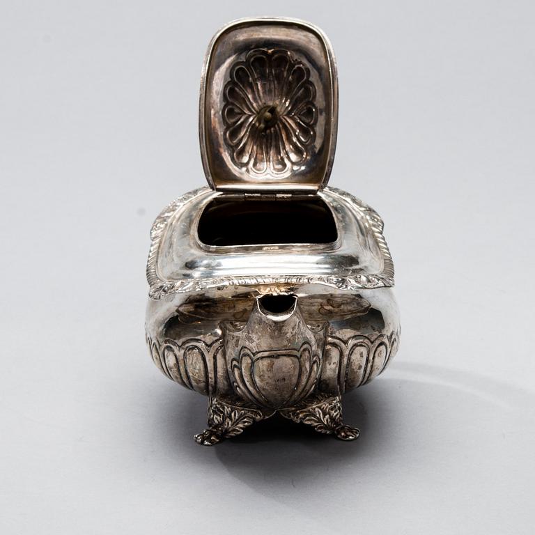 TEKANNA, silver, London, England 1810. Vikt 685 g.