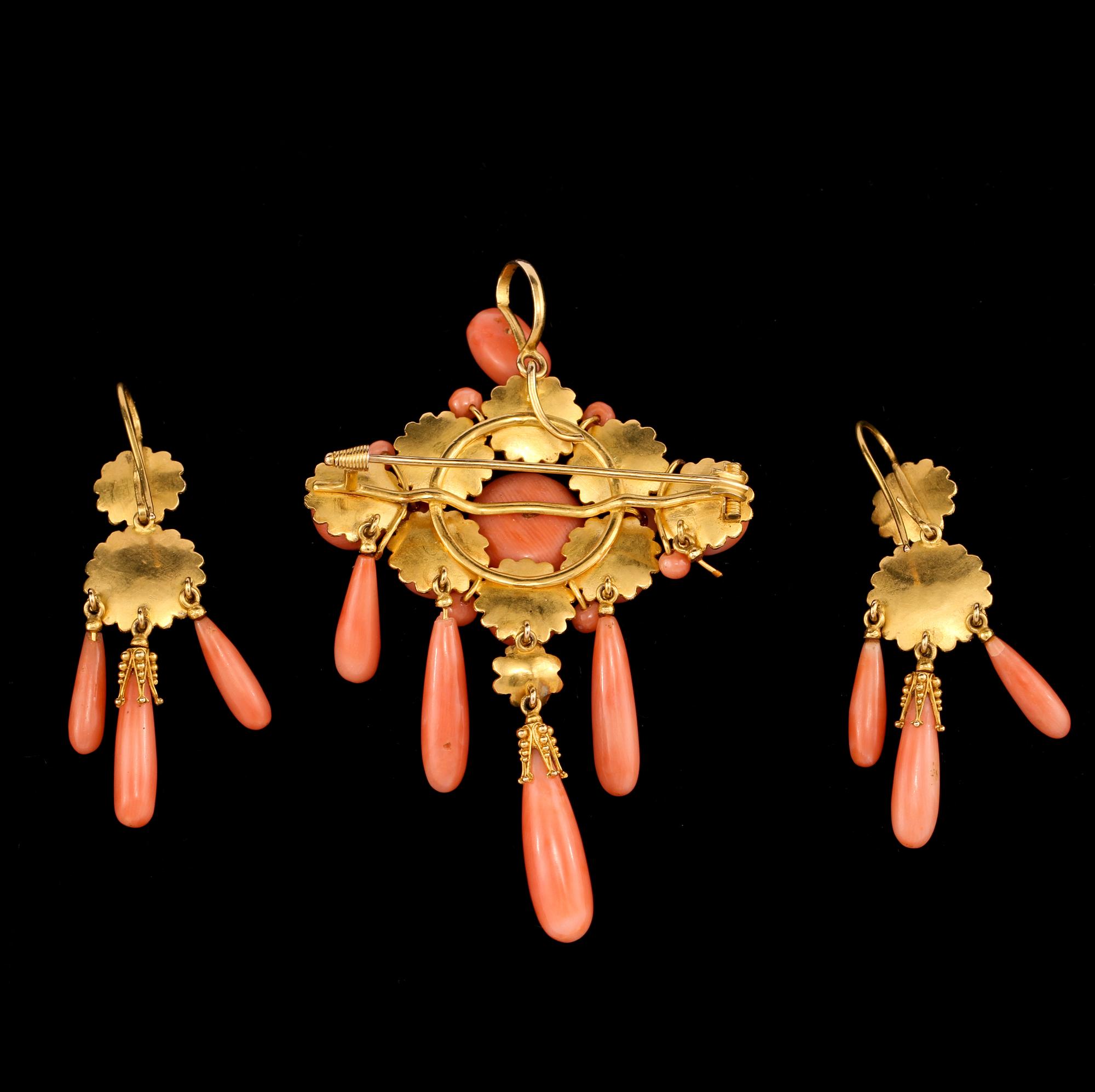 BROSCH samt ÖRHÄNGEN, 18k guld samt koraller, Michel Piscione, Italien, 1900-talets första hälft. Total vikt 26 g.