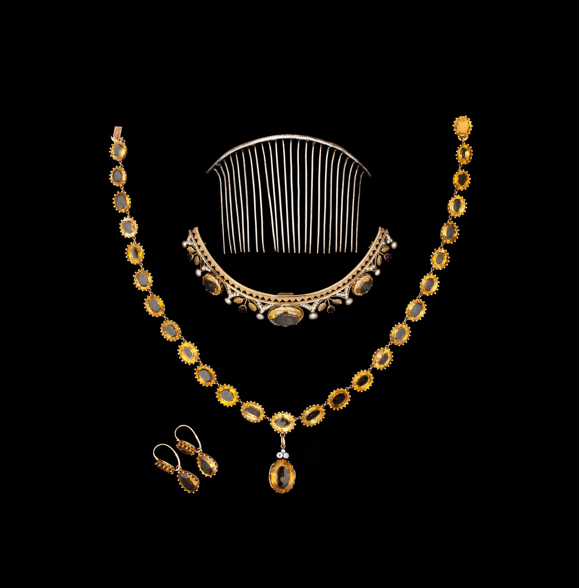 GARNITYR, 3 delar, diadem, collier samt örhängen, guld med citriner samt gammalslipade diamanter. 1800-tal.