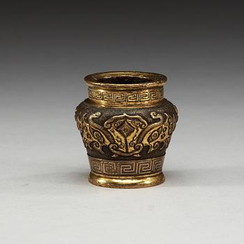 A gilt bronze and copper jar, presumably Qing dynasty (1644-1912).