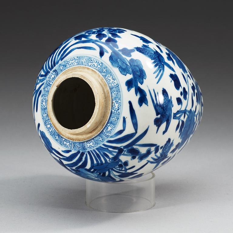 A blue and white jar, Qing dynasty, Kangxi (1662-1722).