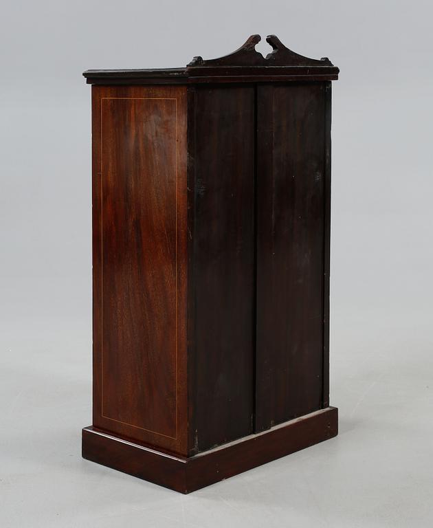 VITRINSKÅP, omkring sekelskiftet 1900.