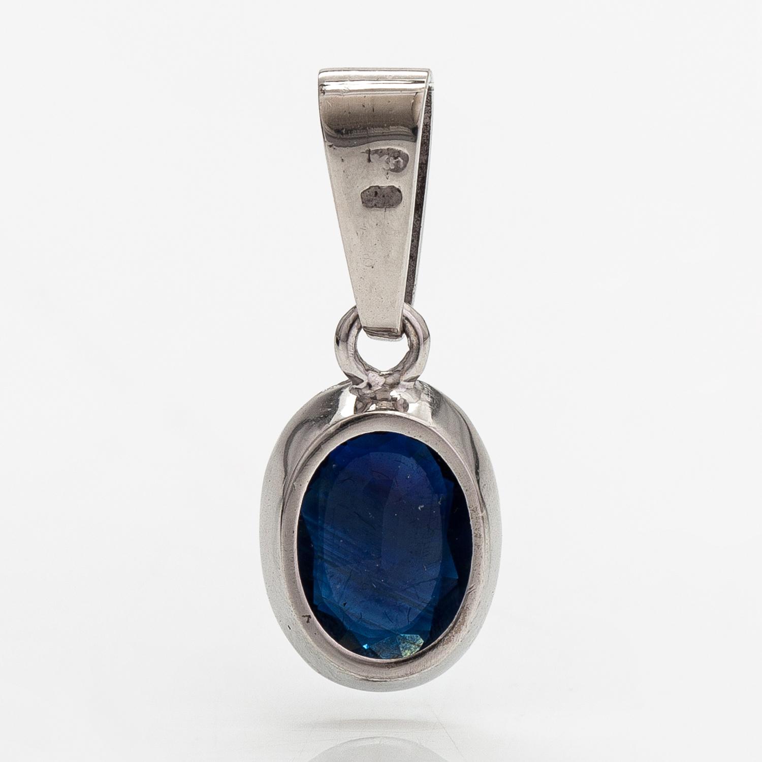 A 14K white gold pendant with a ca. 2.87 ct sapphire.