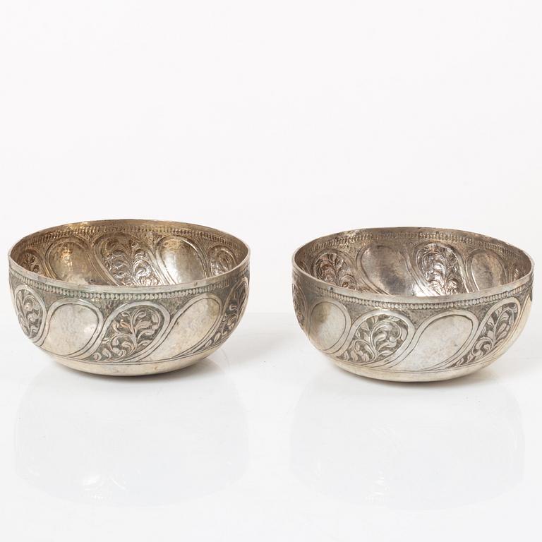 Skålar, tre stycken samt tre bägare och figurin, metall, Centralasien.