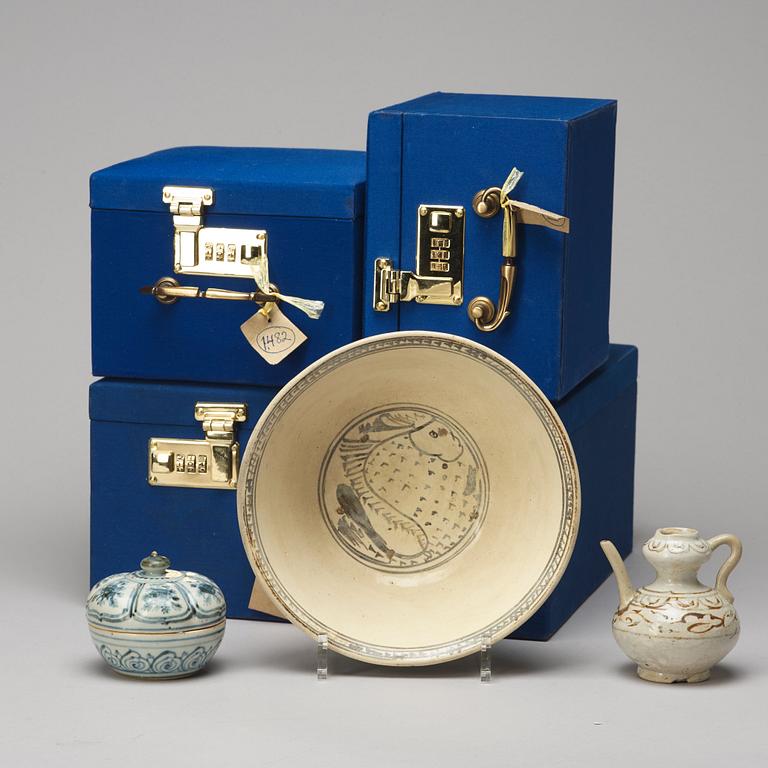 A bowl, ewer and box with cover, Sawankhalok, 15th/16th Century.