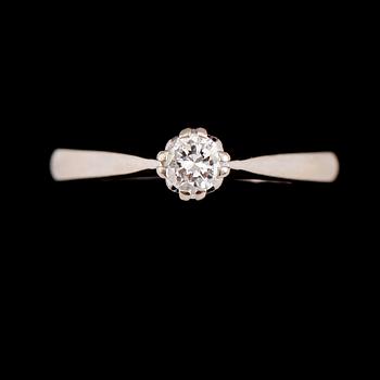 RING, 18 k vitguld med briljant, 0.20 ct enligt gravyr. Vikt ca 2 gram.