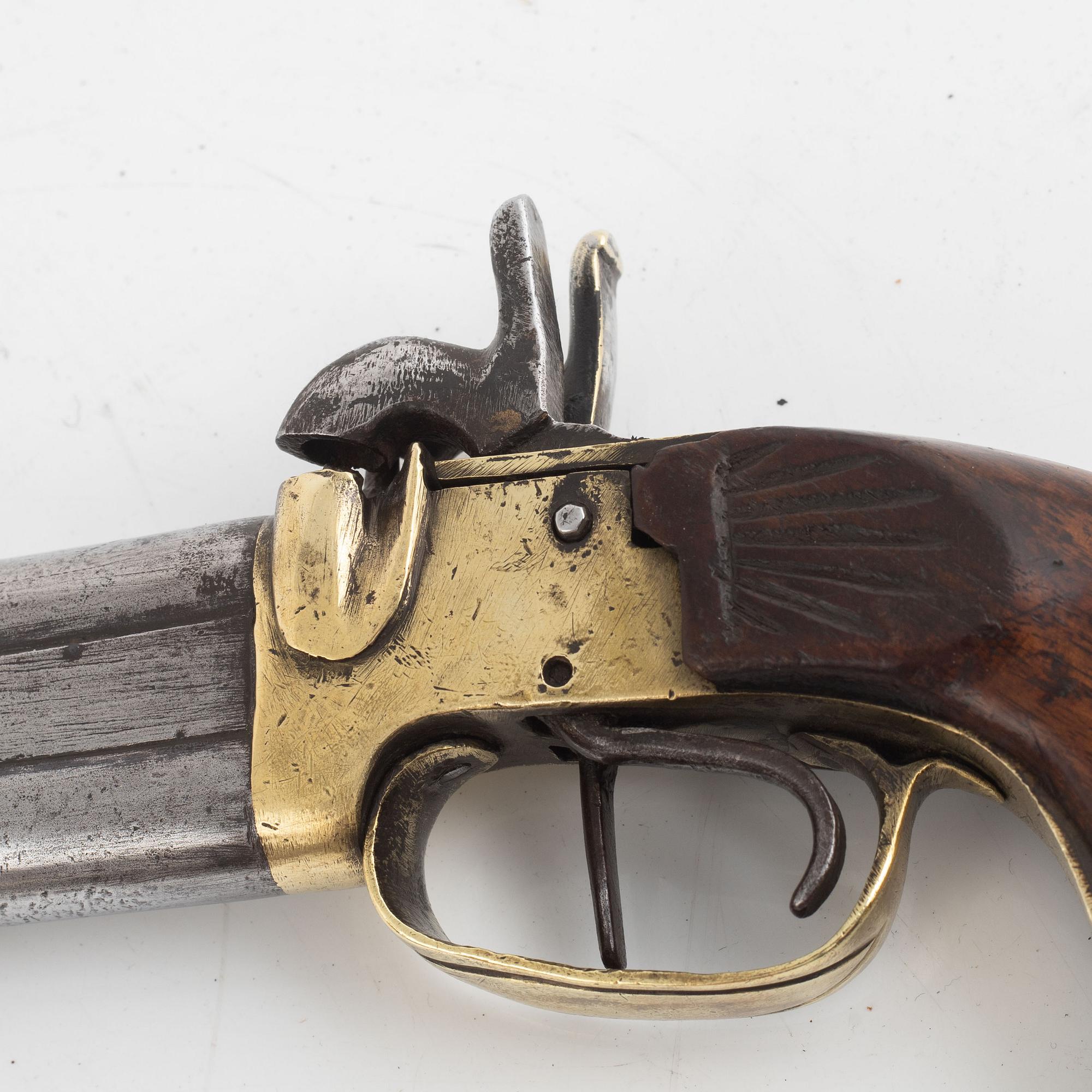 Flintlock pistol, 19th Century, and powder horn.