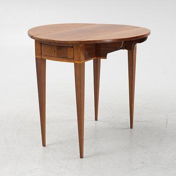 Drop-leaf table, circa 1800.