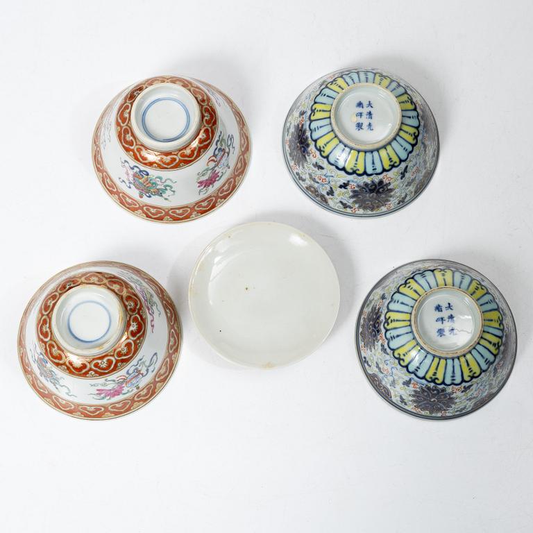 A set of four bowls and a cover, China, late Qing dynasty/early 20th century.