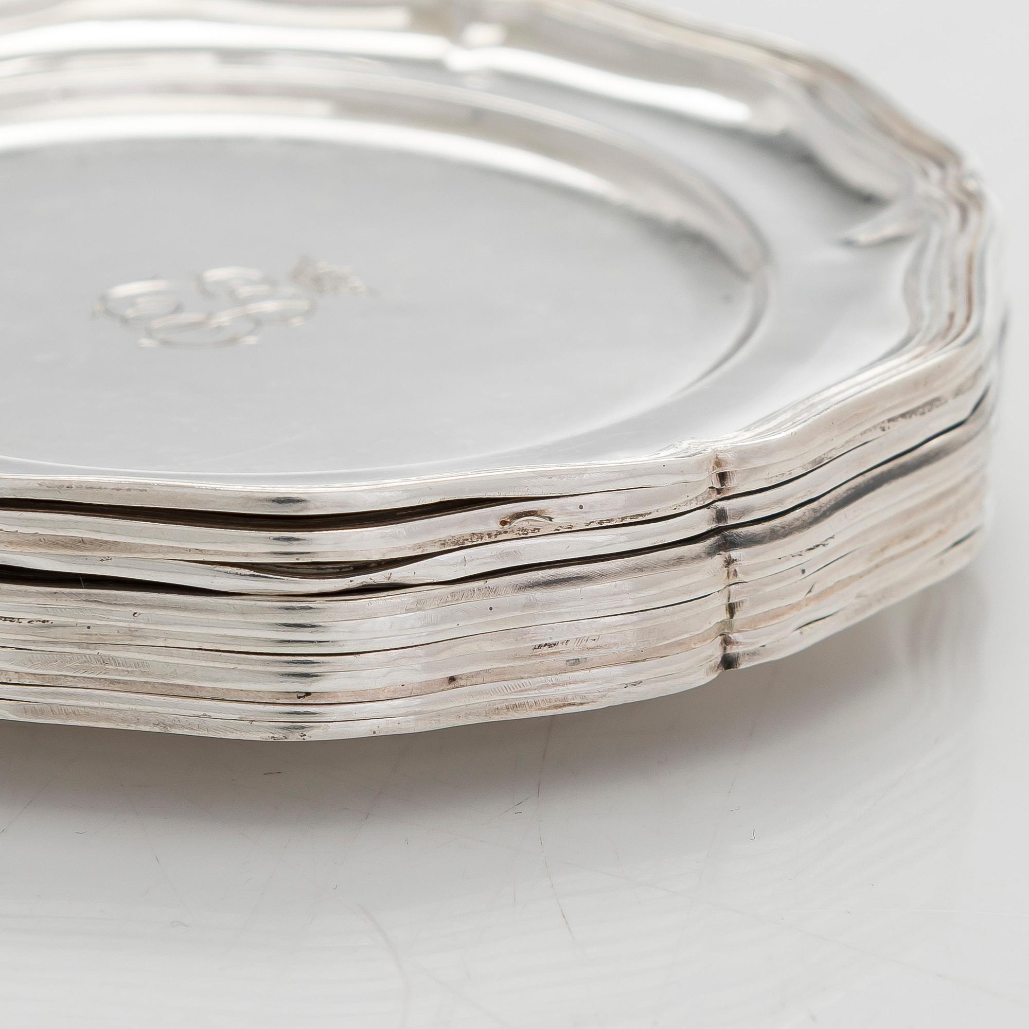 Lasinalusia, 18 kpl, cocktaillusikoita, 7 kpl, hopea, ja pullonalusia 3 kpl, alpakka, suomalaiset valmistajat, 1930-luku.