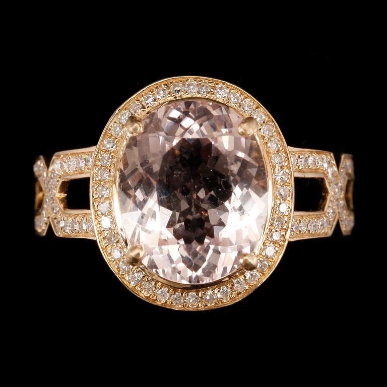 RING, 14k guld med fasetterad morganit, ca 3,62 ct, delvis infattad med små briljantslipade diamanter tot ca 0,26 ct.