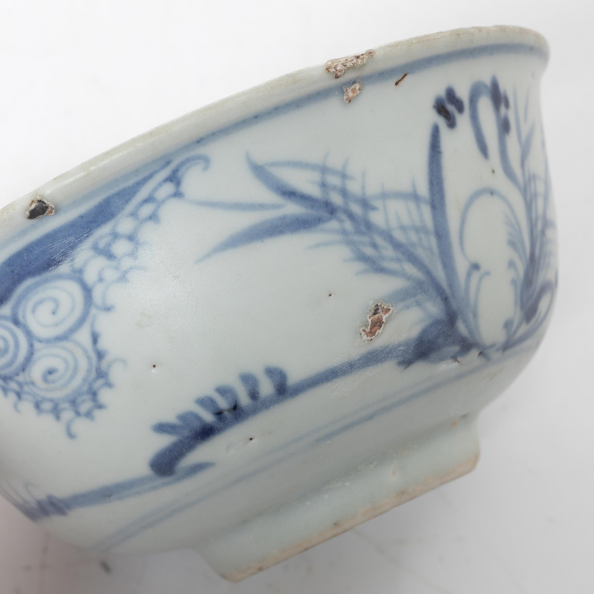 A Chinese blue and white porcelan bowl and a small vase, Ming dynasty (1368-1644).