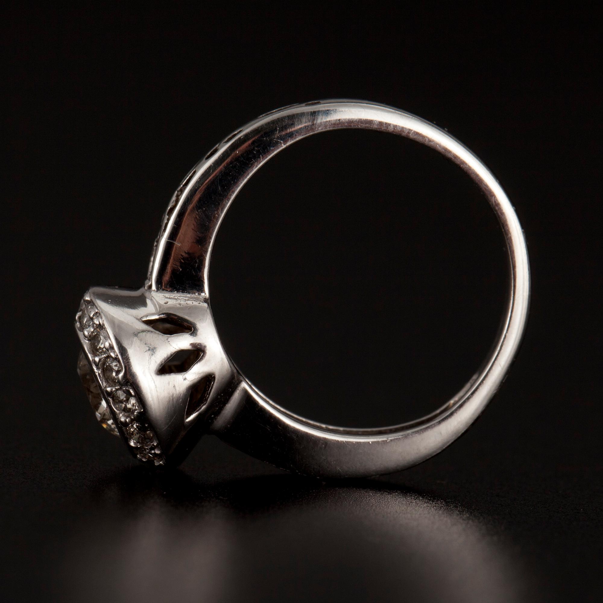 RING, vitguld 14K, briliantslipade diamanter totalt 0,76 ct. (1x 0,60 ct och 16x 0,01ct).