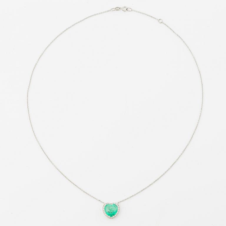 Collier 18K vitguld med hjärtslipad smaragd och briljantslipade diamanter.