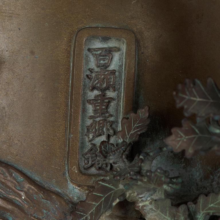 VASER, ett par, brons. Japan, Meiji (1886-1912).