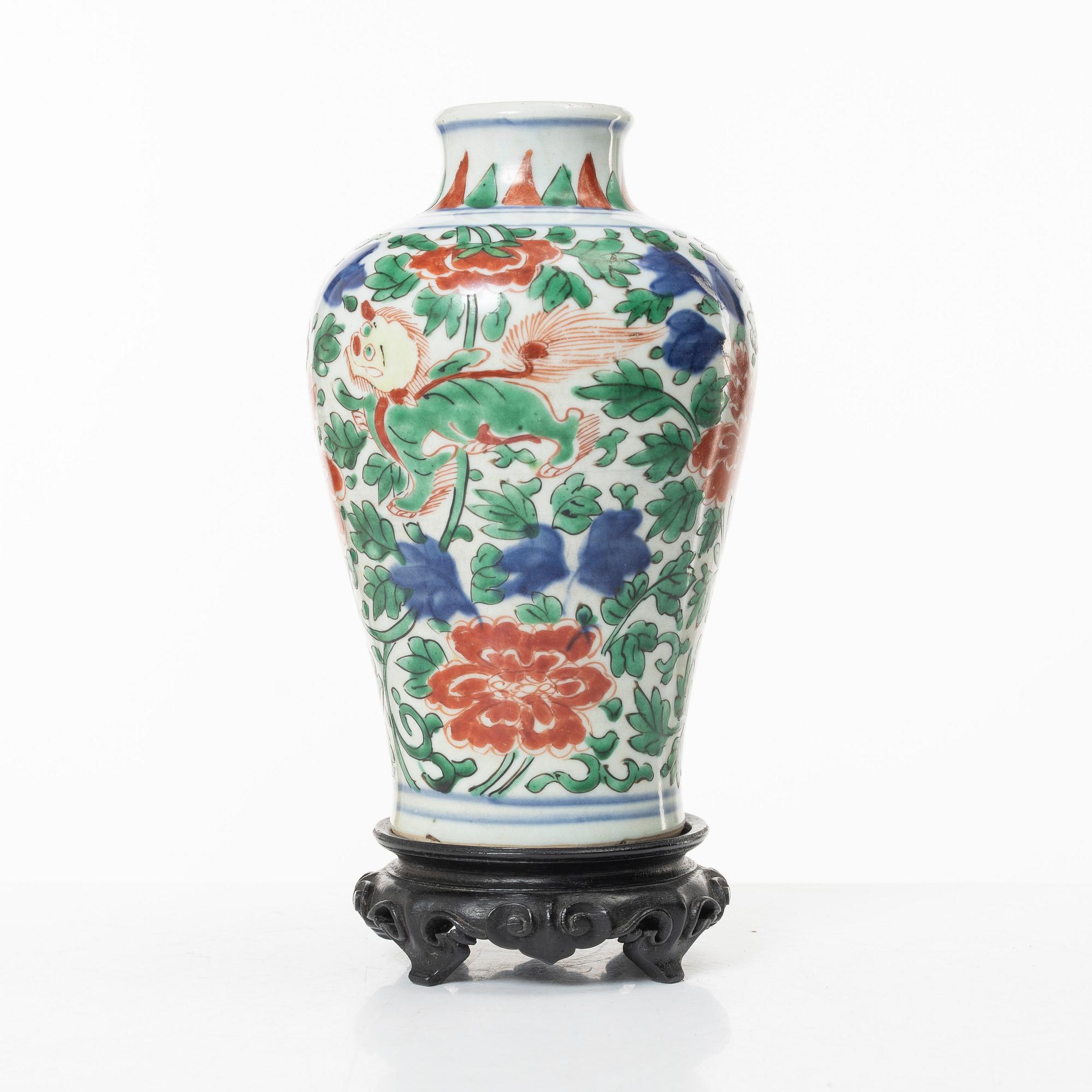 A wucai decorated vase, Transition, 17th century.