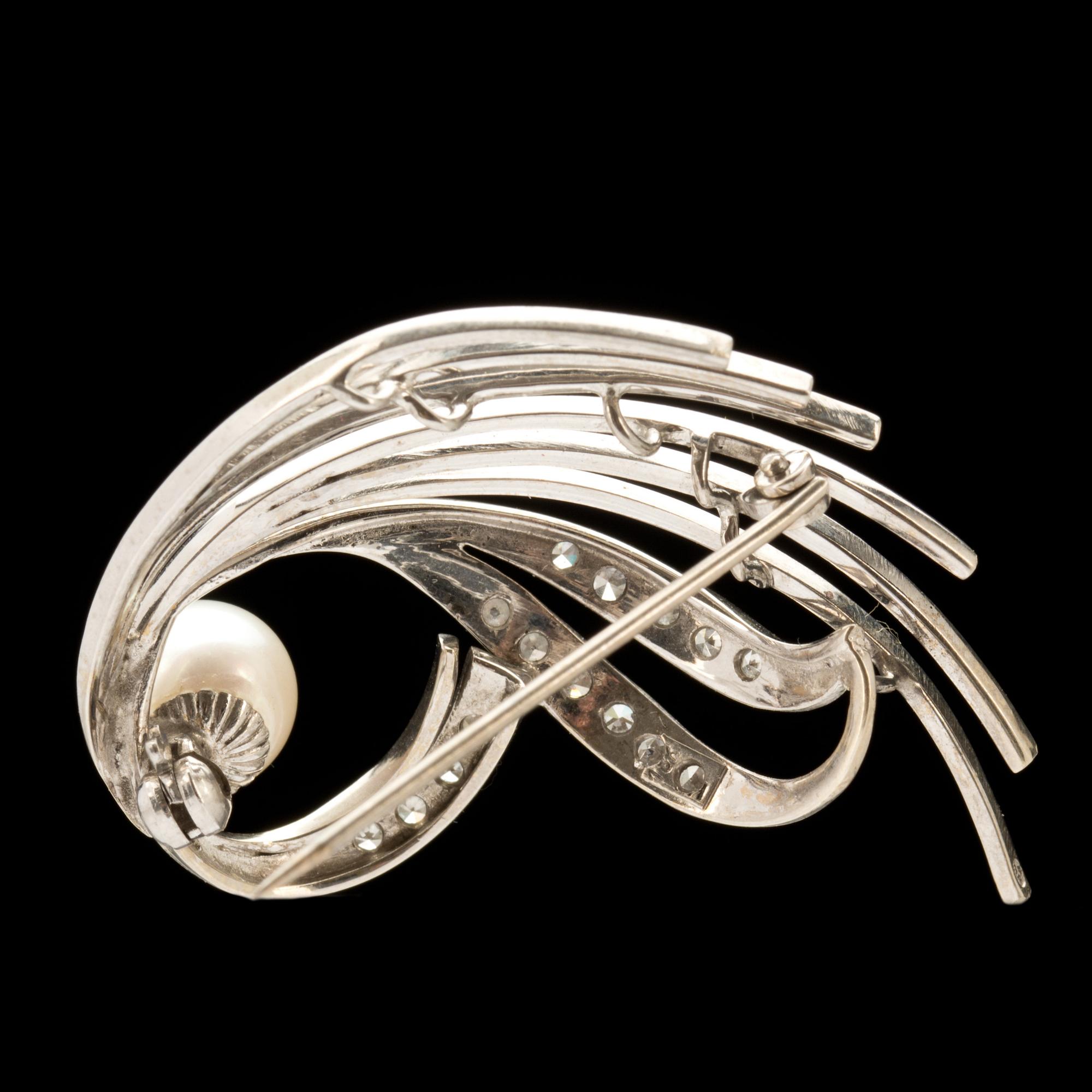 BROSCH, 14k vitguld med odlad pärla samt åttkantslipade diamanter, ca 0,15ct. Vikt ca 7g.