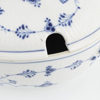 Royal Copenhagen, a 'Musselmalet' porcelain tureen with cover, Royal Copenhagen, Denmark, 1889-1922.