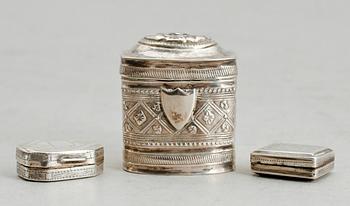 DOSOR, 3 st, silver, 1800-tal. Vikt ca 31 g.