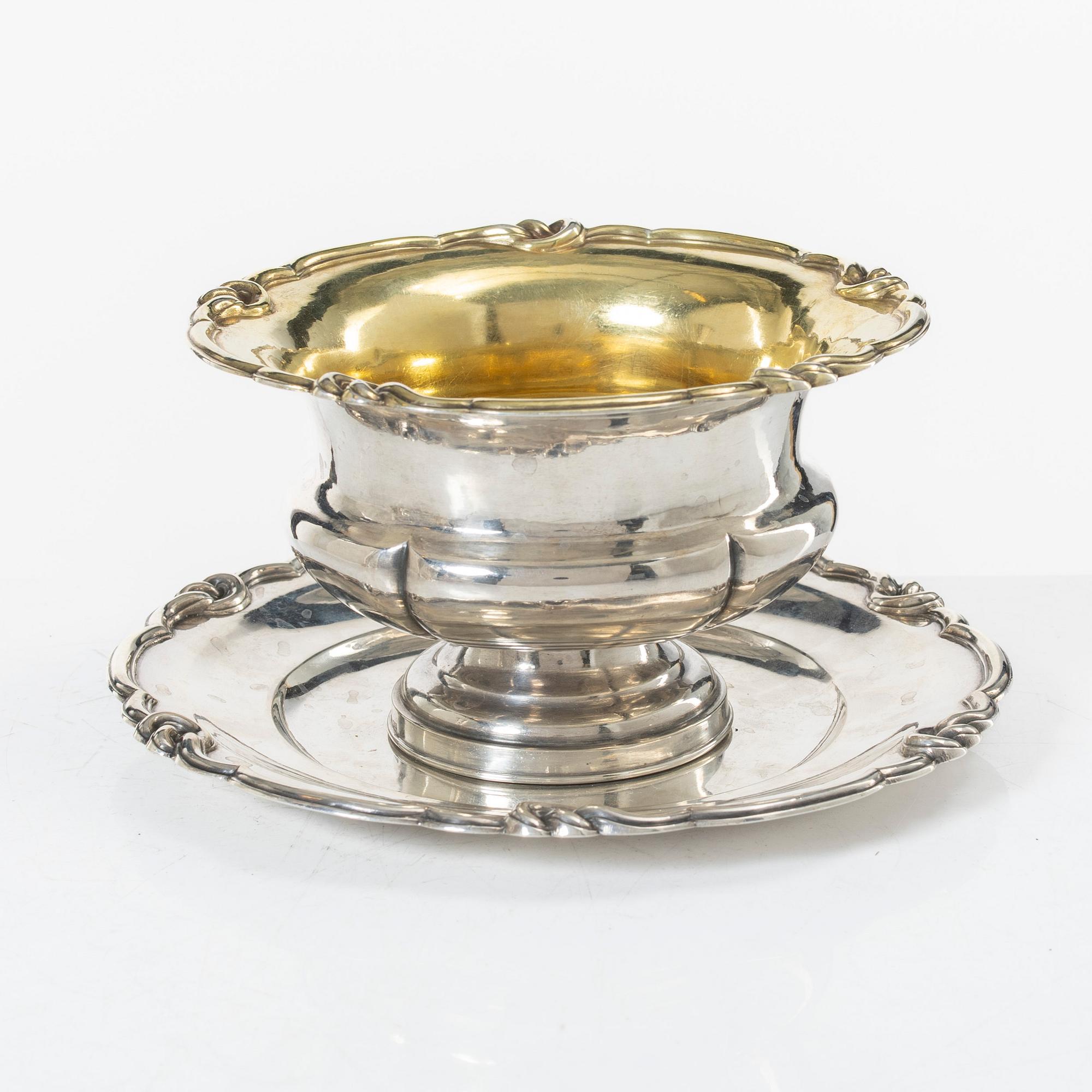 Gustaf Möllenborg, Såsskål på fat, silver, Stockholm 1849.