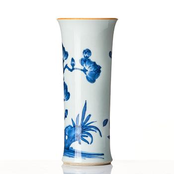 A blue and white Transitional vase, 17th Century.