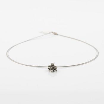 Collier 18K vitguld med dropp-, baguette och briljantslipade diamanter.