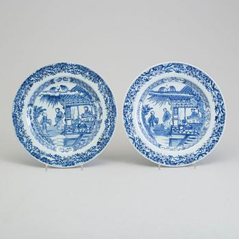 A pair of blue and white export porcelain plates, Qing dynasty, Qianlong (1736-95).