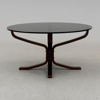 A pair of easy chairs and a table by Sigurd Ressel.