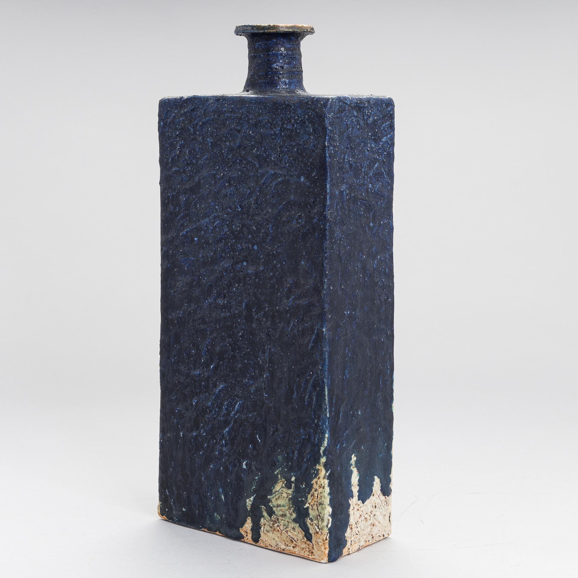 ANNIKKI HOVISAARI, VAS, stengods, signerad AH Arabia.