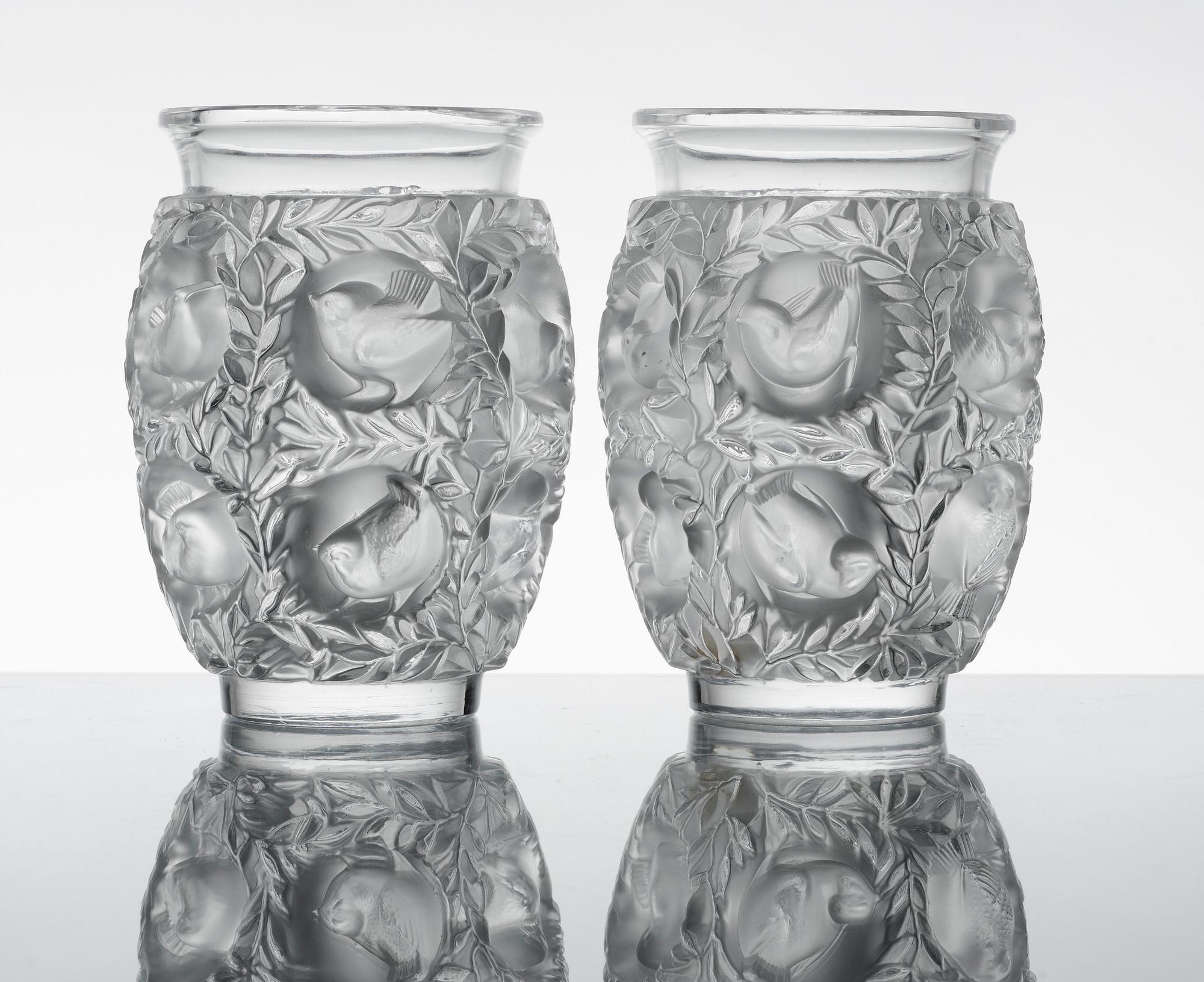 VASER, ett par, glas, "Bagatelle", Lalique, sign. 1900-tal.