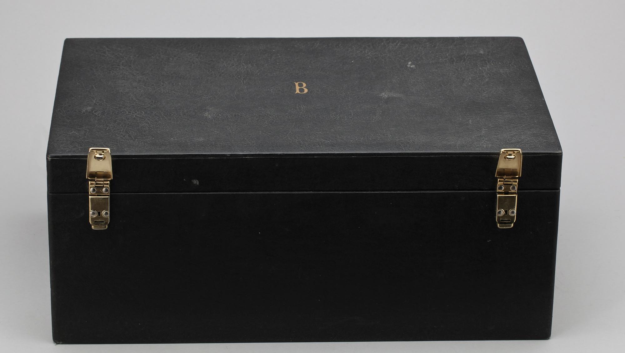 BESTICKSERVIS i SCHATULL, 89 delar, silver, "Svensk spetsig", olika tillverkare, bla Tork i Stockholm. Tot ca 3400 gram.