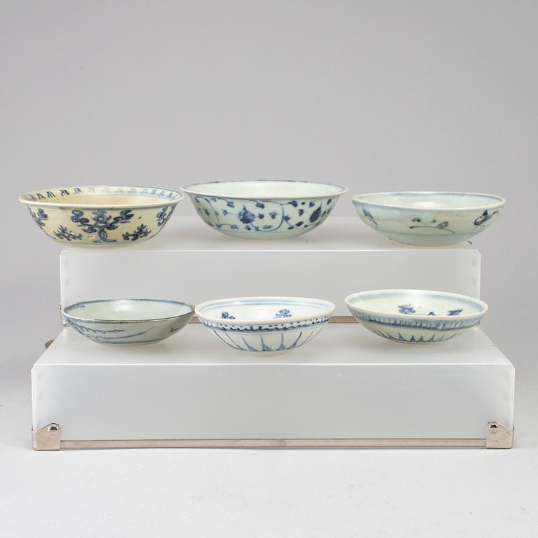 A group of six blue and white dishes, mostly Ming dynasty, as well as Qing dynasty, 19th century.