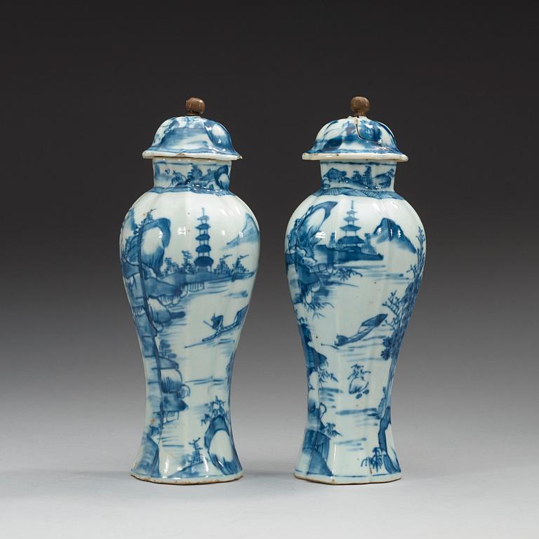 URNOR med LOCK, ett par, porslin. Qing dynastin, Kangxi (1662-1722).