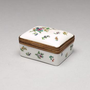 DOSOR, sex stycken, porslin och emalj. 18/1900-tal.