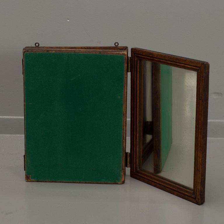 An app. 1900 mirror.