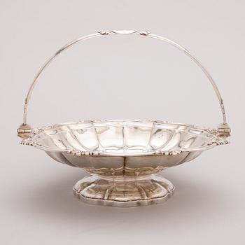 AN ENGLISH SWINGHANDLE BASKET, silver, London 1828.