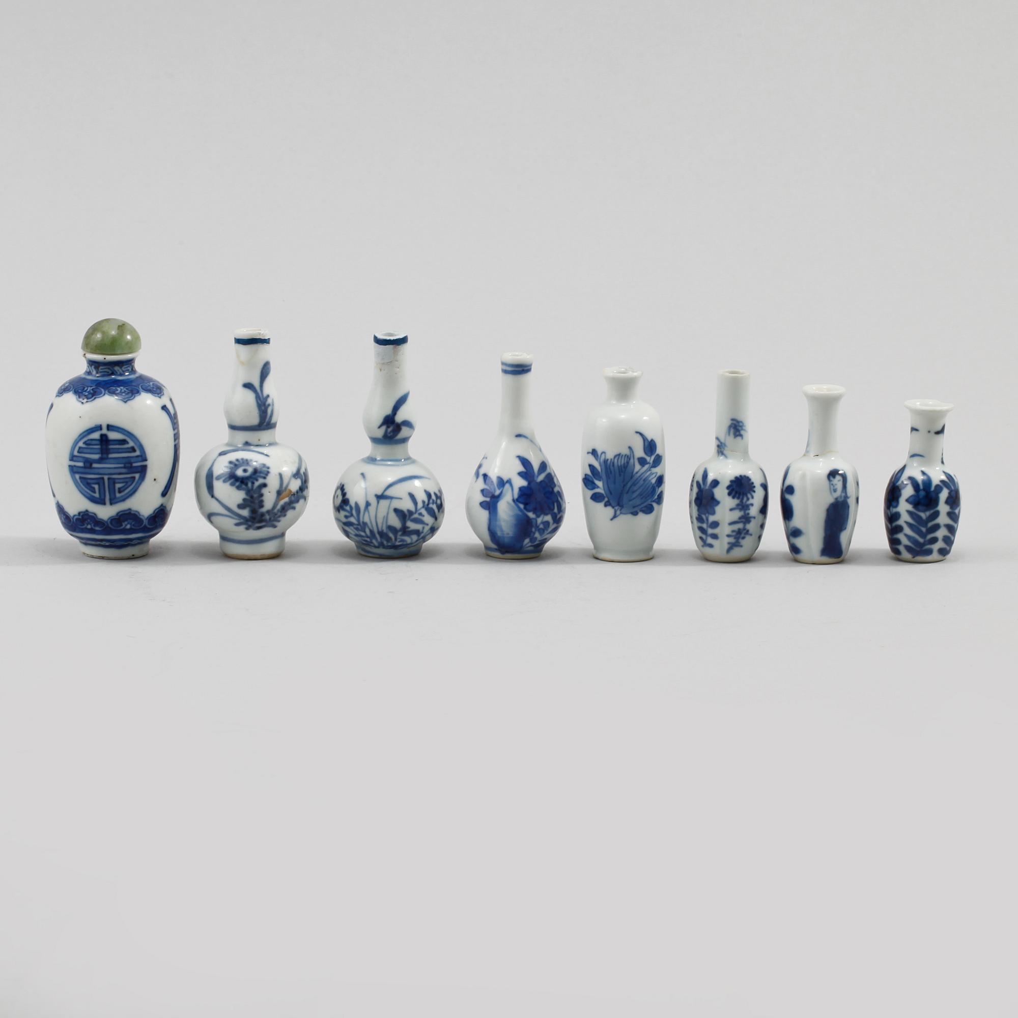 MINIATYRVASER, 7 st SAMT SNUSFLASKA, porslin, Kina, omkring sekelskiftet 1800/1900.
