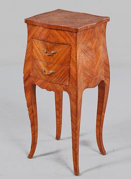 SÄNGBORD, rokokostil, 1900-talets första hälft.
