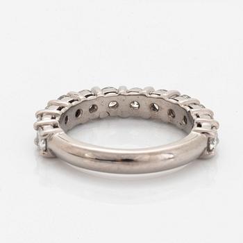 Ring 18K gold set with round brilliant-cut diamonds.