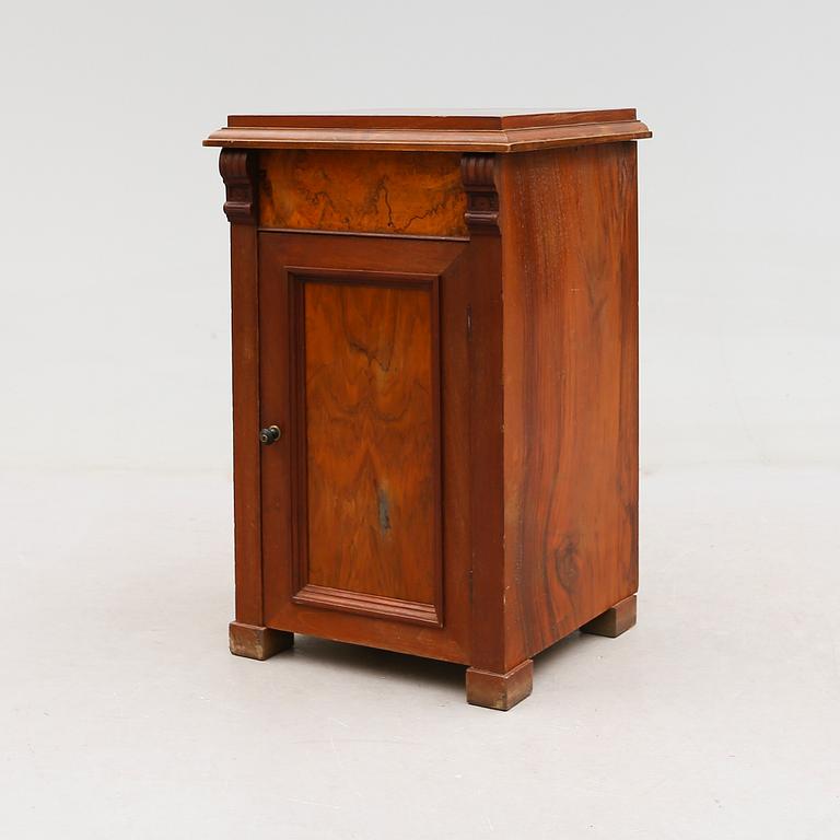 KOMMOD, omkring år 1900.