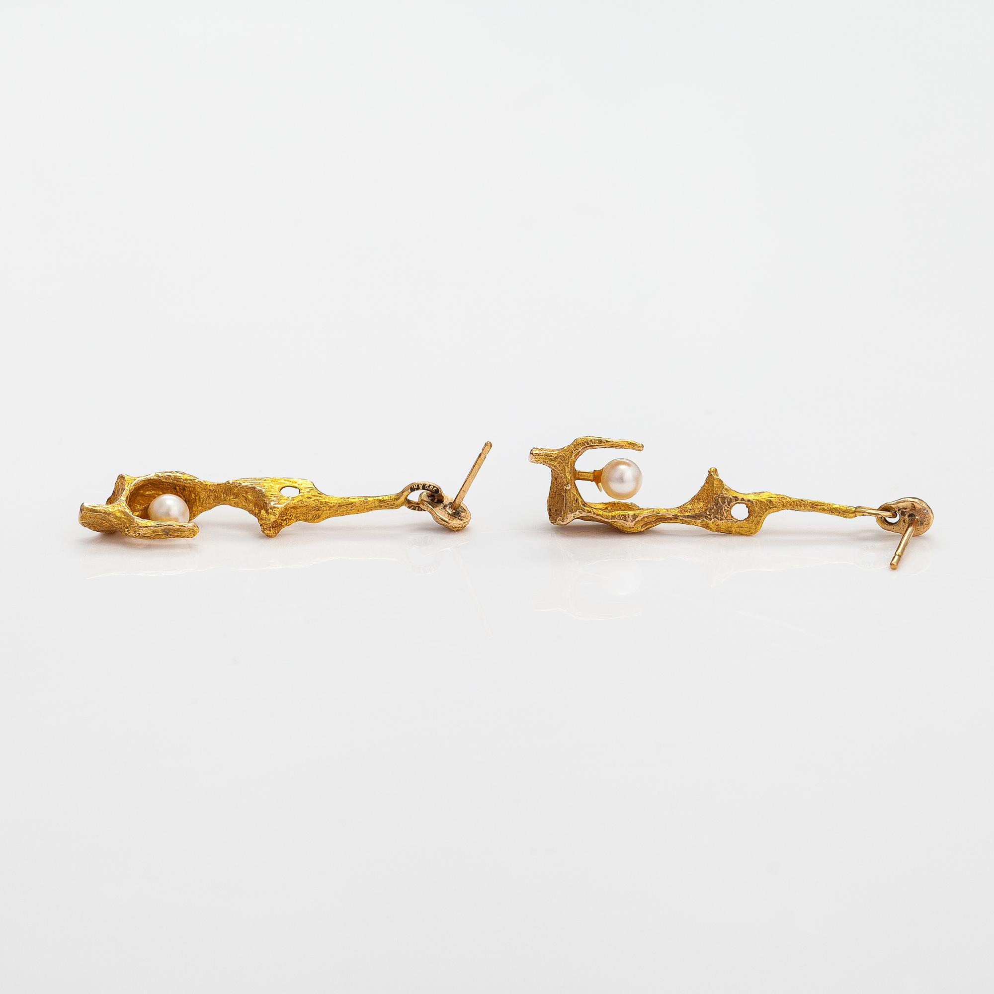 Björn Weckström, "By the springs", a pair of 18K gold and cultured pearls earrings. Lapponia 1964-1974.