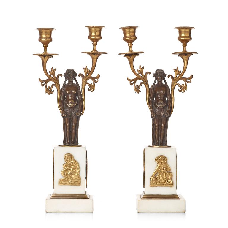 KANDELABRAR, för två ljus, ett par, sengustavianska, omkring år 1800.