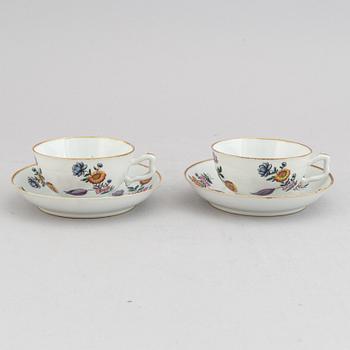 Four cups with six (4+2)dishes, Qing dynasty, 18th century.